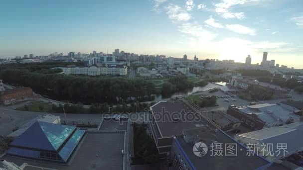 在日落时叶卡特琳堡市的鸟瞰图。从上方看现代大都市中心。美丽的城市鸟瞰图