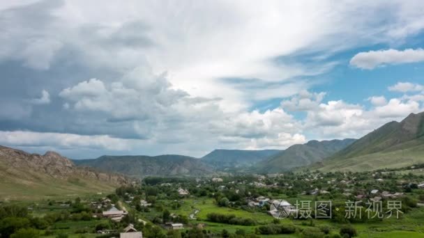 游戏中时光倒流村的 Asubulak，哈萨克斯坦。美丽的云彩，在四面环山的村庄