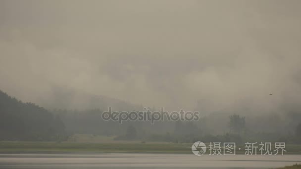 在早上时移湖山雾视频