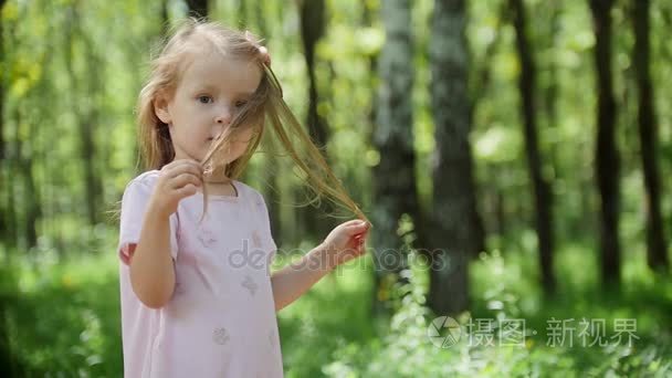 可爱的小儿童金发女孩在公园 — — 慢动作的肖像