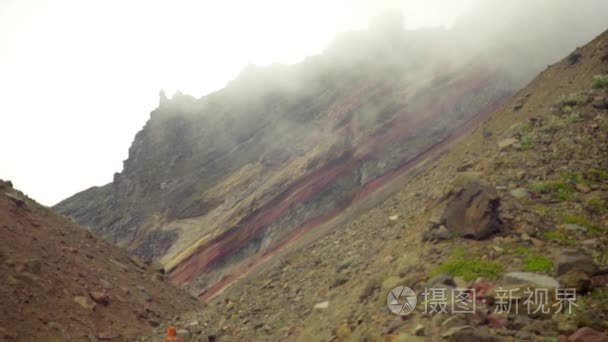 徒步旅行者在山里徒步旅行视频