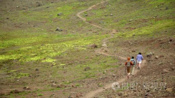 徒步旅行者在山里徒步旅行视频