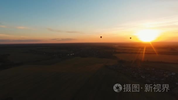 热气球在域上的天空视频