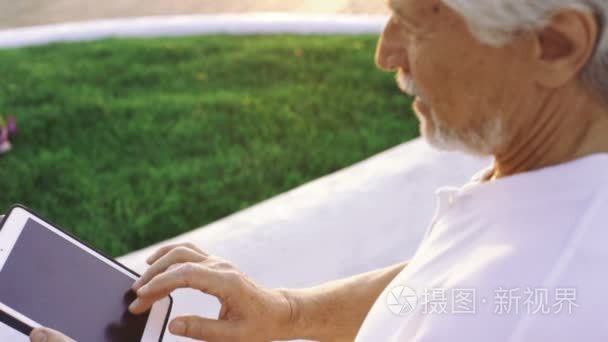 老人使用数字平板电脑视频