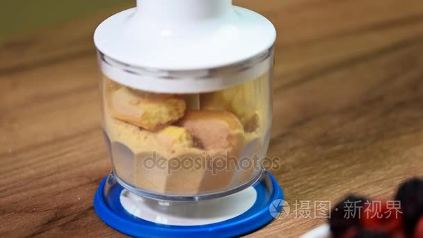 食物处理器把饼干切成面包屑视频