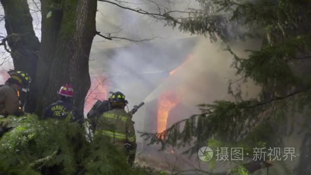 在房子的巨大火焰视频