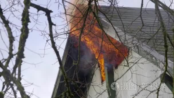火在木制的房子里滚滚视频