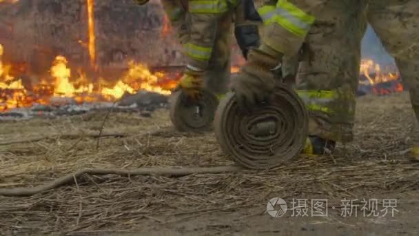 消防员总结他们水软管