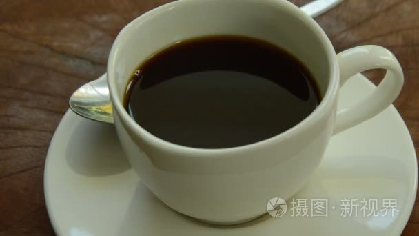 水落和波纹上黑咖啡视频