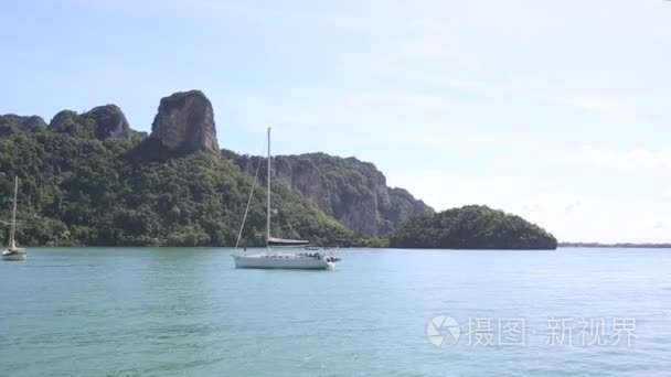 帆船停泊在一个热带岛屿的湾