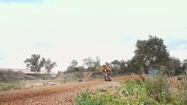 摩托车越野赛车手骑在土路上视频