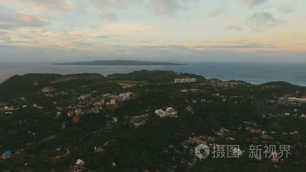 在海上，岛鸟瞰美丽的夕阳。长滩岛岛菲律宾