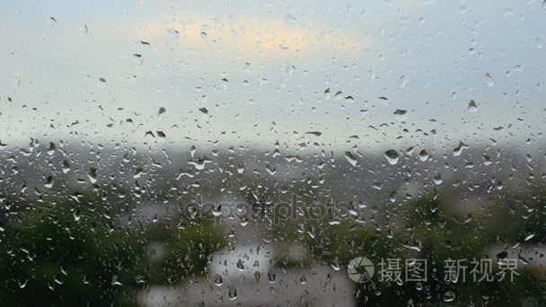 雨滴落在窗玻璃上视频