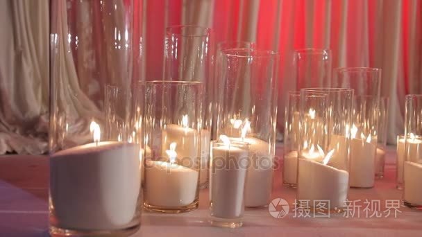 蜡烛在玻璃上用白色织物在地板视频