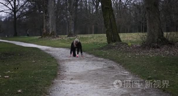 女性慢跑中的起始位置设置视频