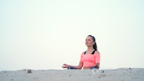 健康女人瑜伽在日出海边视频