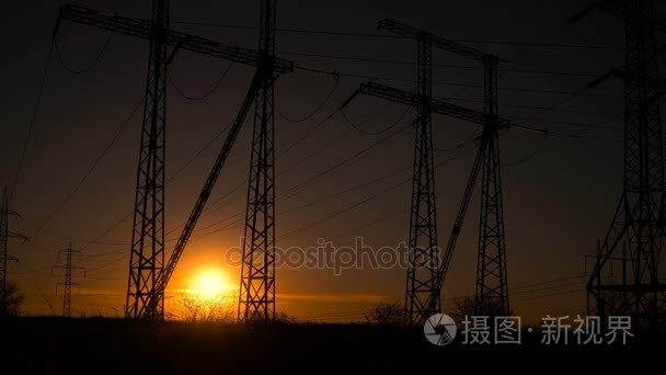 高电压线背景的日出视频