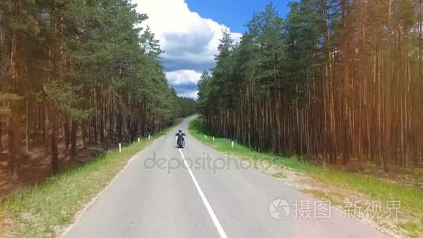 一个骑摩托车的开车逃走的航拍视频