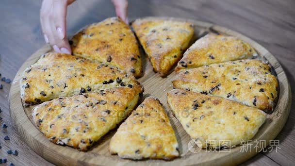 传统的英式烤饼用桌子上的巧克力视频