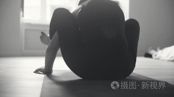 一名年轻女子表演瑜伽体式视频