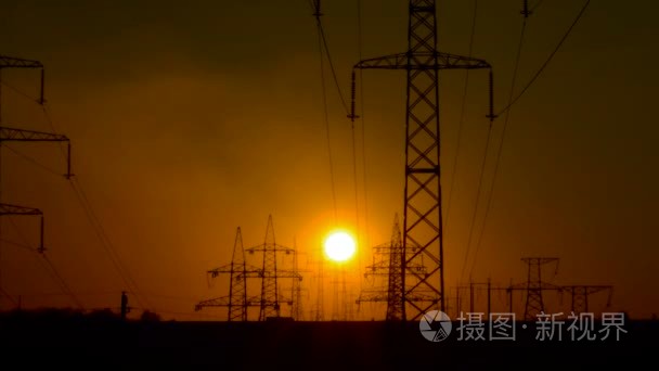 日出时高电压电力线路视频