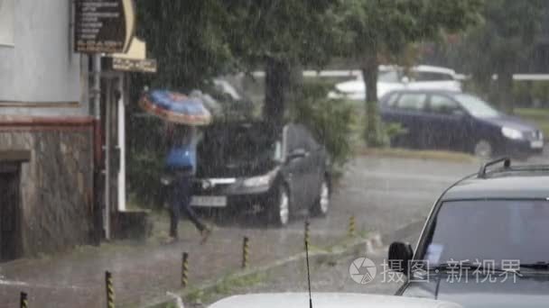 特写镜头拍摄的大雨路上风雨路视频