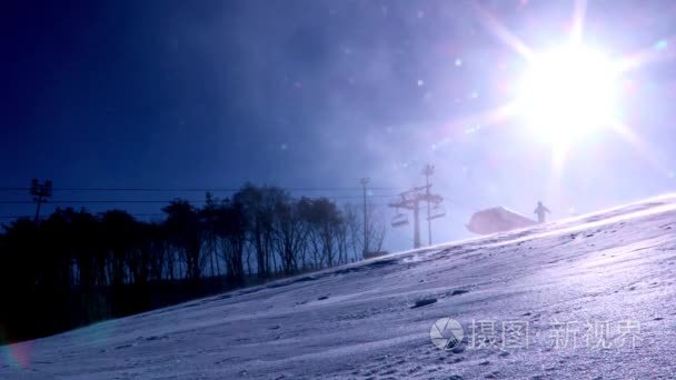 运动员在斜坡上滑雪