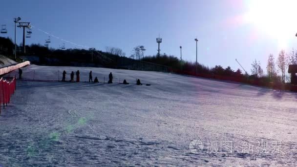 一群人骑雪橇雪幻灯片上视频