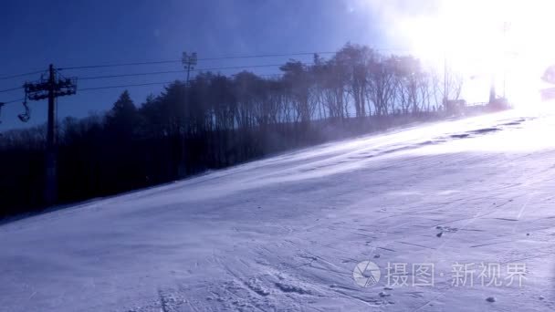 运动员在斜坡上滑雪