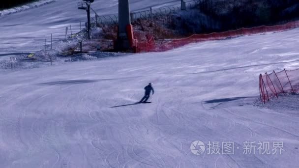 运动员在斜坡上滑雪