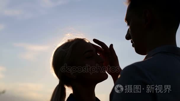 两个恋人在天空背景上的剪影视频