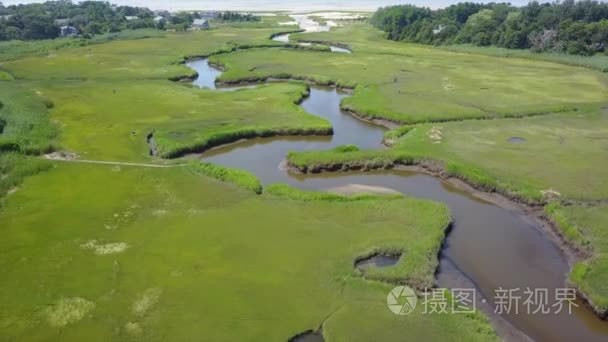 通过湿地鳕鱼角的蜿蜒通道视频