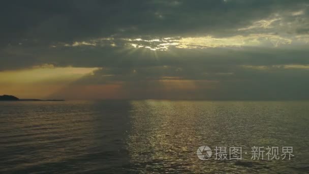 与太阳光线海上日落视频