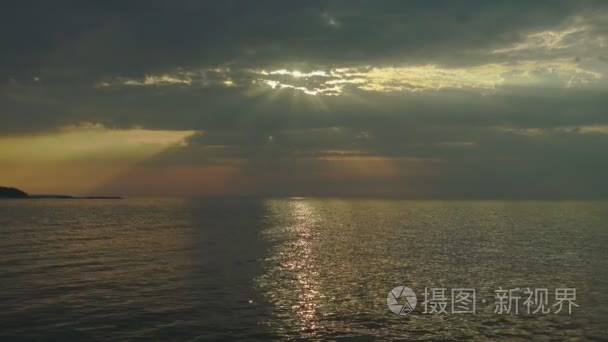 与太阳光线海上日落视频