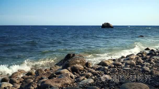 海上波涛拍击石岸