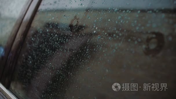 落在汽车玻璃上的雨水视频