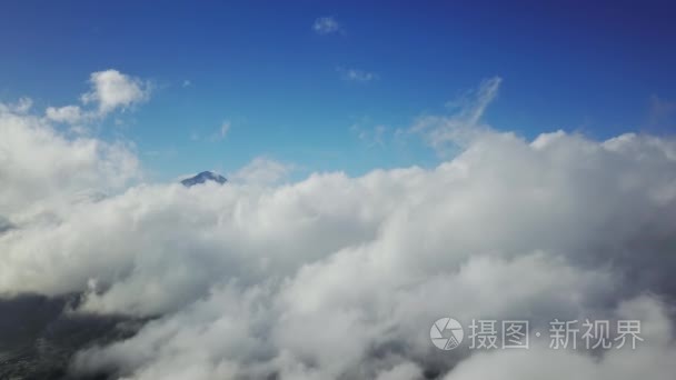 天空和云彩的鸟瞰图视频