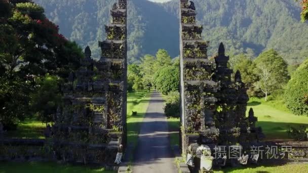 巴厘岛的传统门在神庙视频