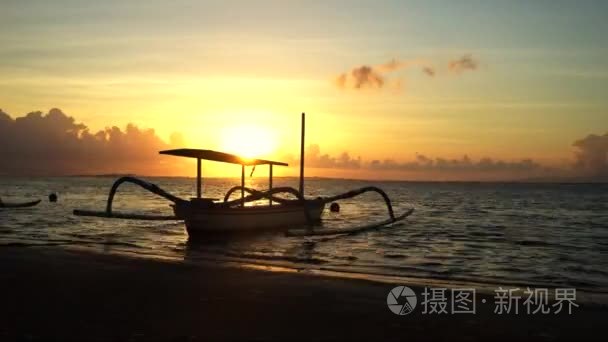 停止在海岸的美丽的日出的运动镜头