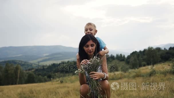 孩子跟妈妈在山上玩一个有趣的家庭