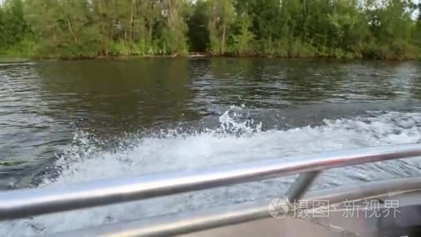 电机的小船漂浮在河上视频