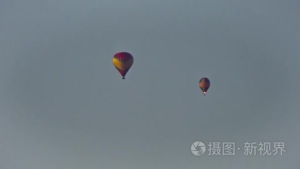 气球和一架滑翔机在空中视频