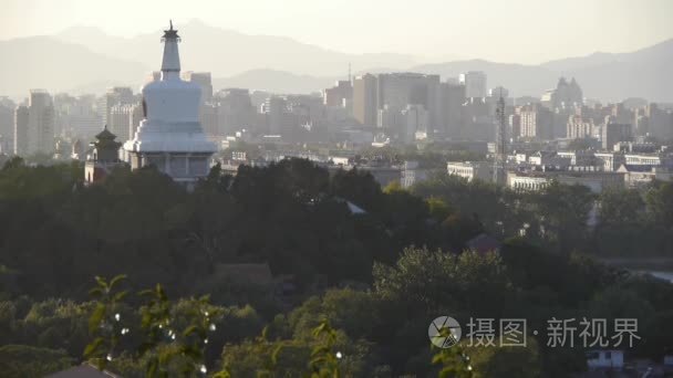 北京北海公园的白塔 & 大都市高层建筑物的全景视图