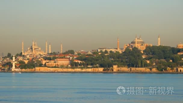 圣索菲亚大教堂和蓝色清真寺在伊斯坦布尔博斯普鲁斯海峡之上