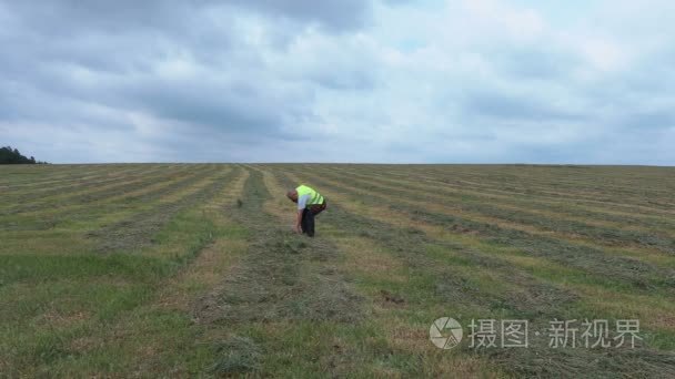 农民检查秸秆场和谈电话视频