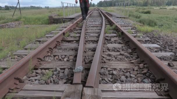 铁路员工进行火车路径视频