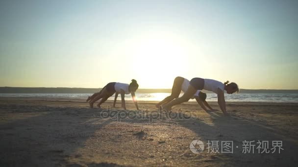 瑜伽类板向上向下脸狗构成海上日出快速慢动作