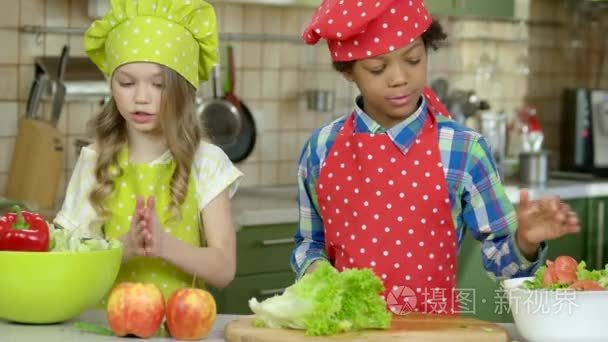 烹饪食物的儿童视频