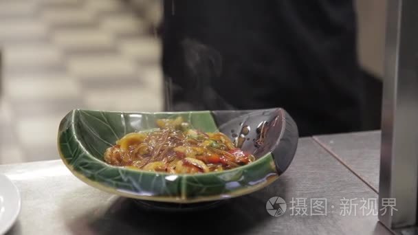 厨师完成烹调菜菜装饰芝麻用草本室内视频