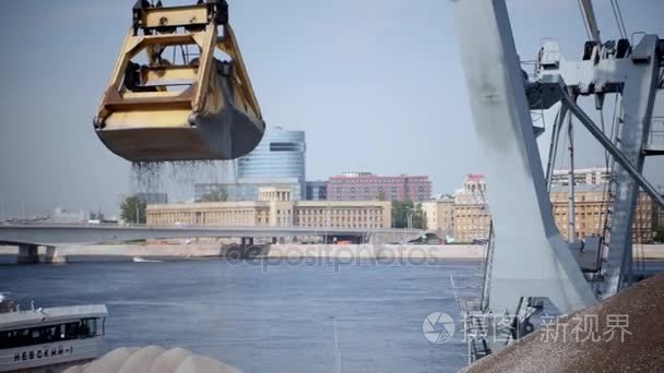 装载起重机放电碎石从驳船码头视频